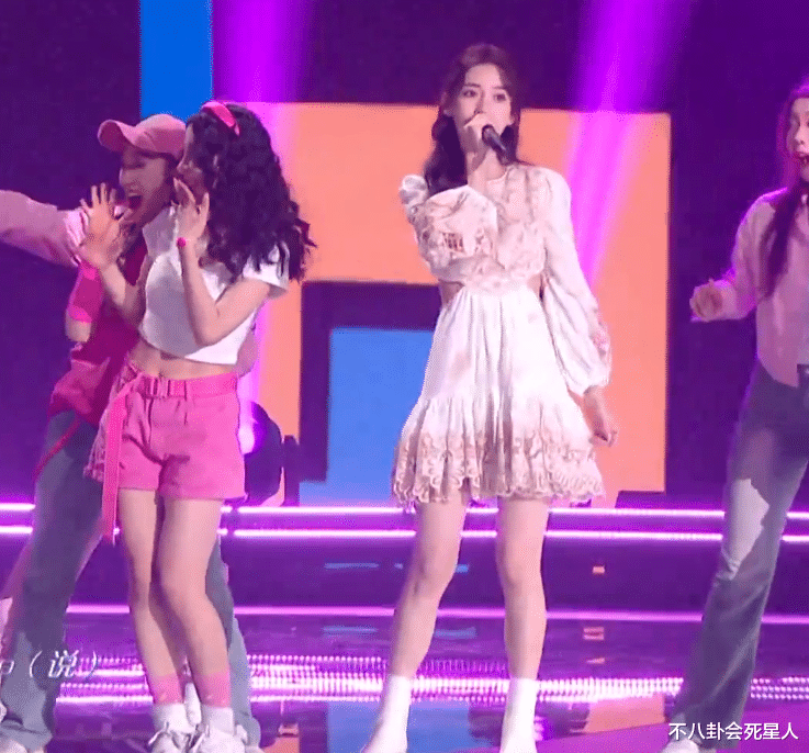 跨年 ?26位女星跨年争艳大戏:杨幂穿貂,杨紫撩开刘海,一个比一个有招