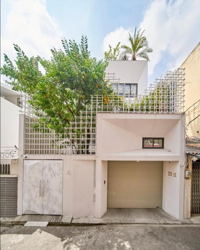 联排别墅翻新下，果然大变样！有院子有车库，家里旋转楼梯也不赖