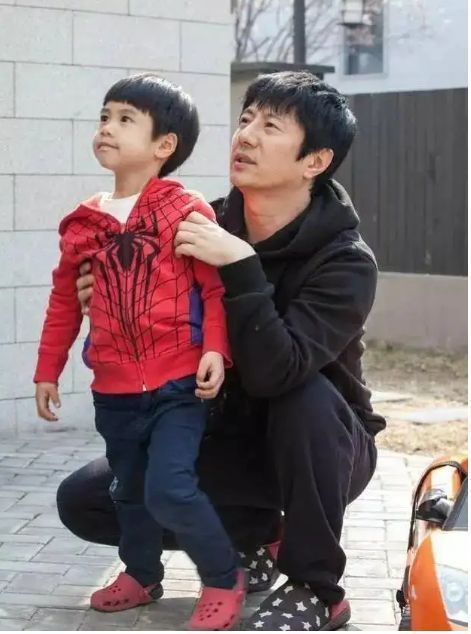 郑钧|郑钧回应教育争议，直言从来没打过儿子，希望他能够诚实善良