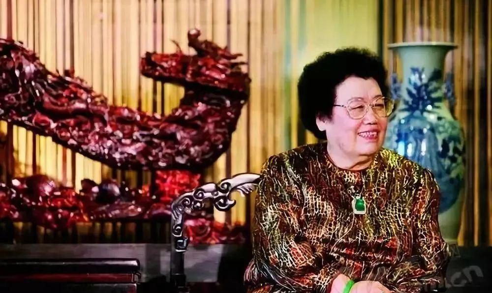 翡翠手镯|富婆们的特殊偏好：为啥都对这件东西情有独钟？