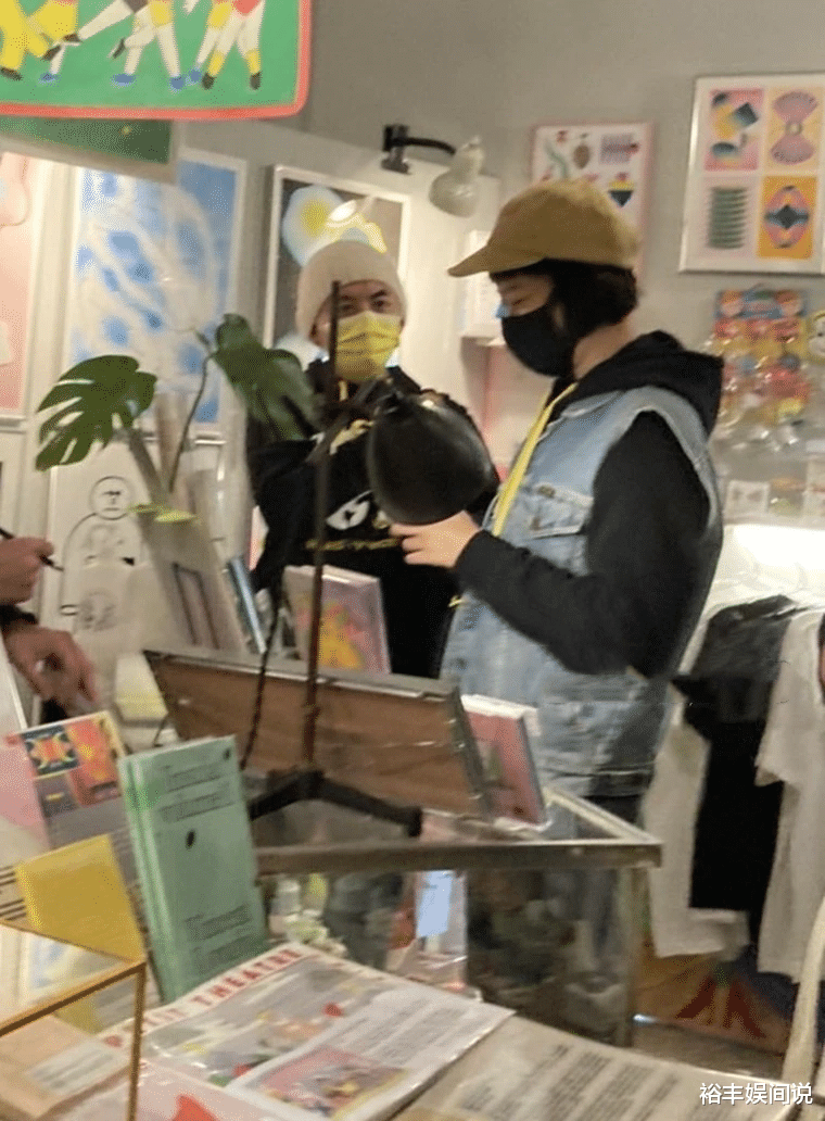 肖战|黄子佼携小19岁娇妻逛街，怀孕五个月手脚仍纤细，勾肩搭背好甜蜜