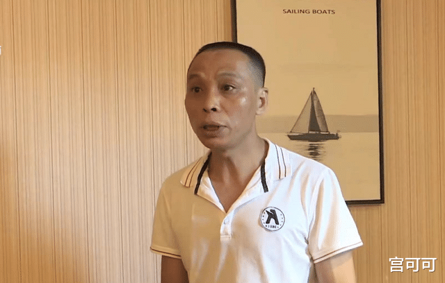 49岁丈夫来酒店找妻子,妻子房间内走出一男子,是背叛还是误会?