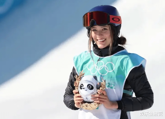 谷爱凌|疑恋爱?谷爱凌和帅哥沙发亲密搂抱,跟LV三公子成好友,社交丰富