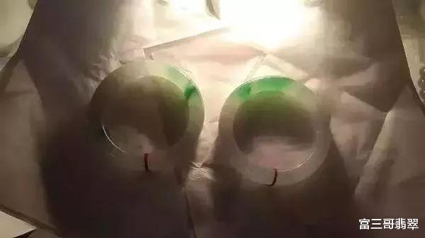 |美女10万翡翠原石,切出4只阳绿手镯,乐疯了!