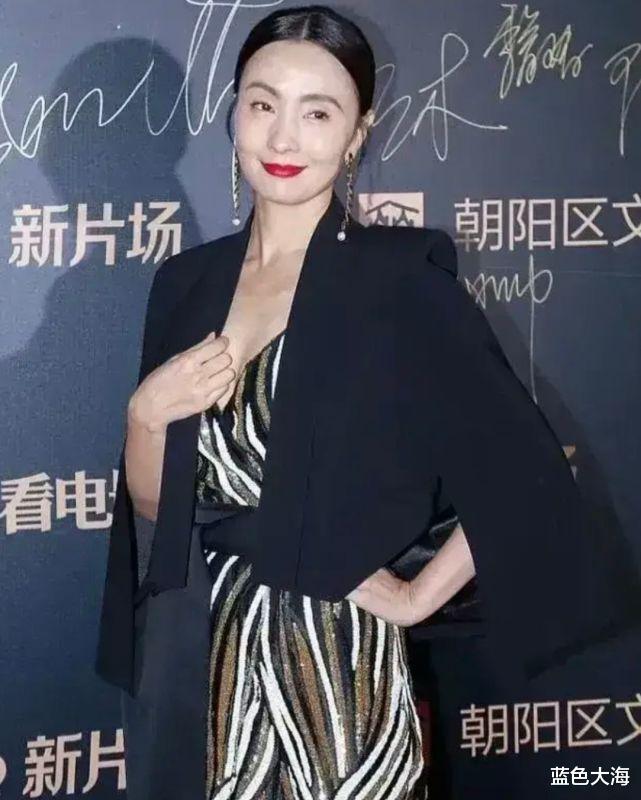 男士发型 陶虹真不抗老,才50岁眼窝凹陷面容憔悴,穿斗篷外套也没有气场了