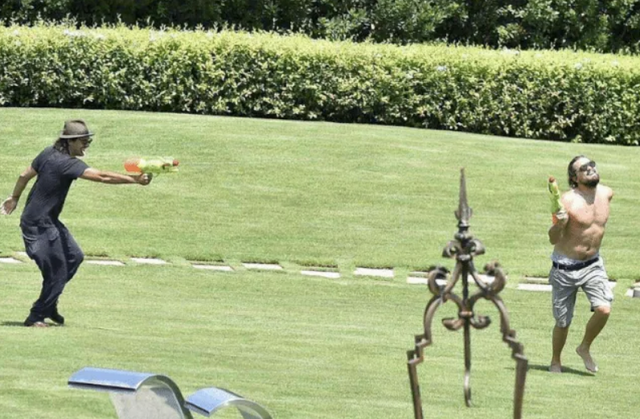 莱昂纳多·迪卡普里奥|“小李子”莱昂纳多海边度假，与女友拥吻好甜蜜，肚腩凸出太明显