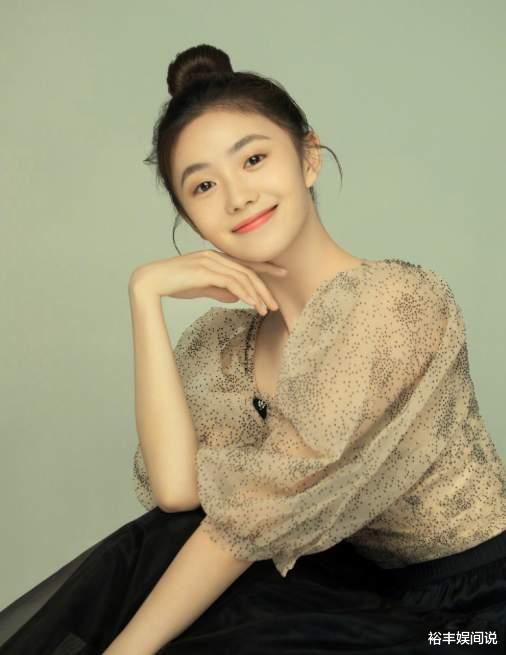 刘浩存|港媒曝刘浩存被踢出新片！谷爱凌获网友力挺，搭档易烊千玺破百亿