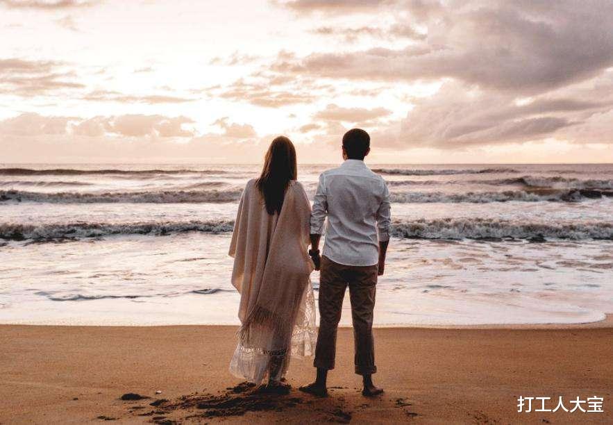 新娘盘腿坐车后座，腿上纹身惹眼，网友：新郎嫁给了社会人