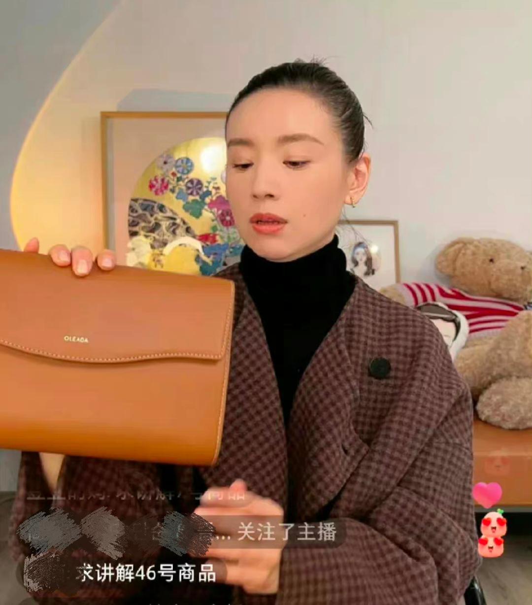 叶璇|叶璇直播风格太疯癫!当众剪脚趾甲抠脚引热议,素颜邋遢不似从前