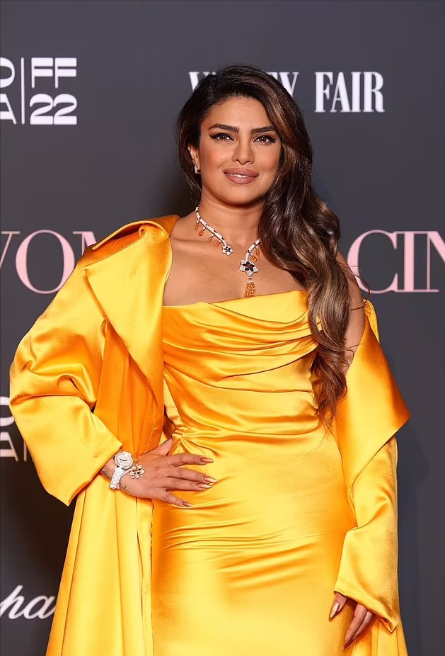 小姐姐|印度国宝级巨星穿黄金裙走红毯太霸气！变胖后婶范儿十足，好富态