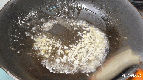 砂锅美味韭菜烧豆腐，豆腐裹上鸡蛋液味道煎制，韭菜翠绿，超好吃