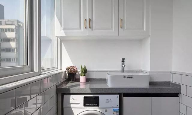 80㎡混搭风格装修，卡座、吧台还有书房兼具衣帽间的设计，赞！