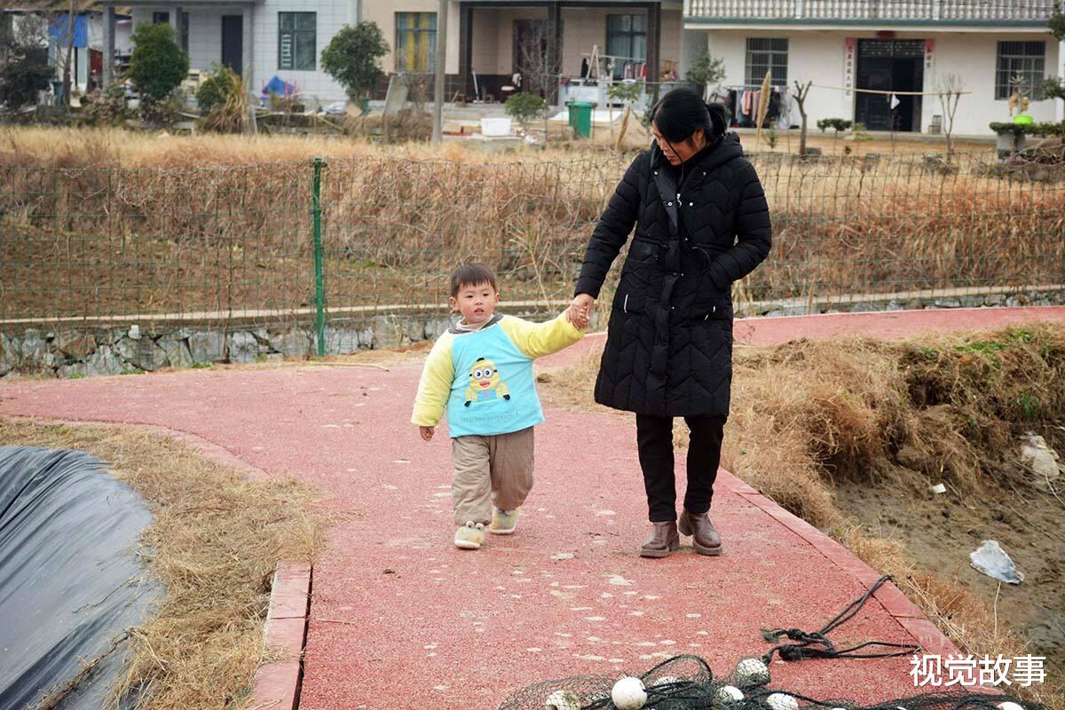 池塘|农村人挖池塘养鱼，一年集中捕捞一次，看为啥天天有收入