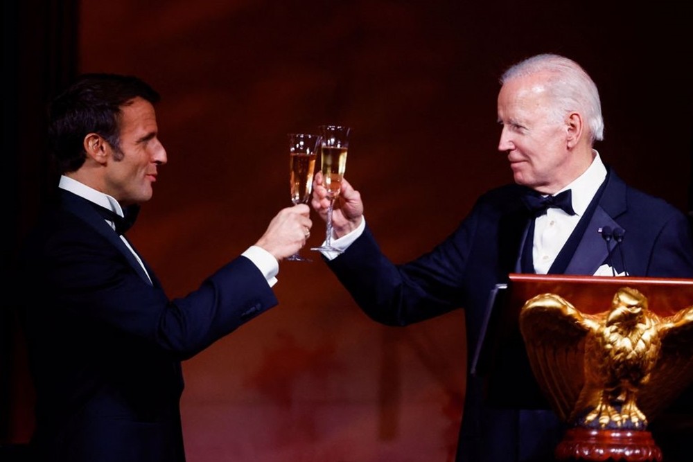 宇文玥|马克龙和拜登互送礼物，拜登送了一面镜子，要让马克龙好好照照？