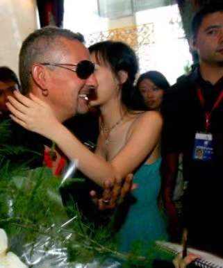 田朴珺|上海美女，嫁给比自己大30岁的房地产富豪，却自己花200万买豪车