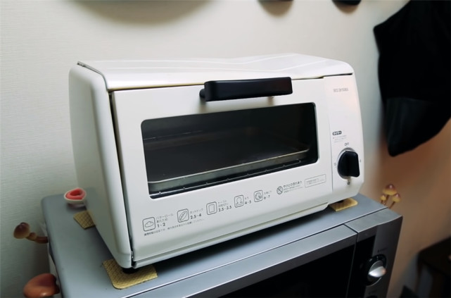 90后姑娘住进日本8㎡“缝隙房”，吃饭坐地上，睡觉爬梯子