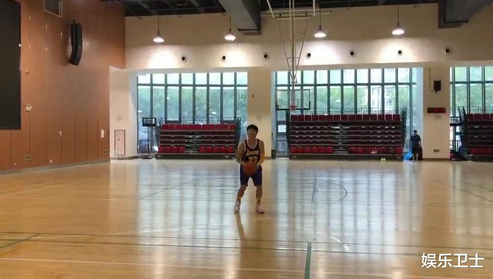 邓超|邓超和工作室互怼，因被纠正四十一岁宣布工作室解散，工作室回应更绝