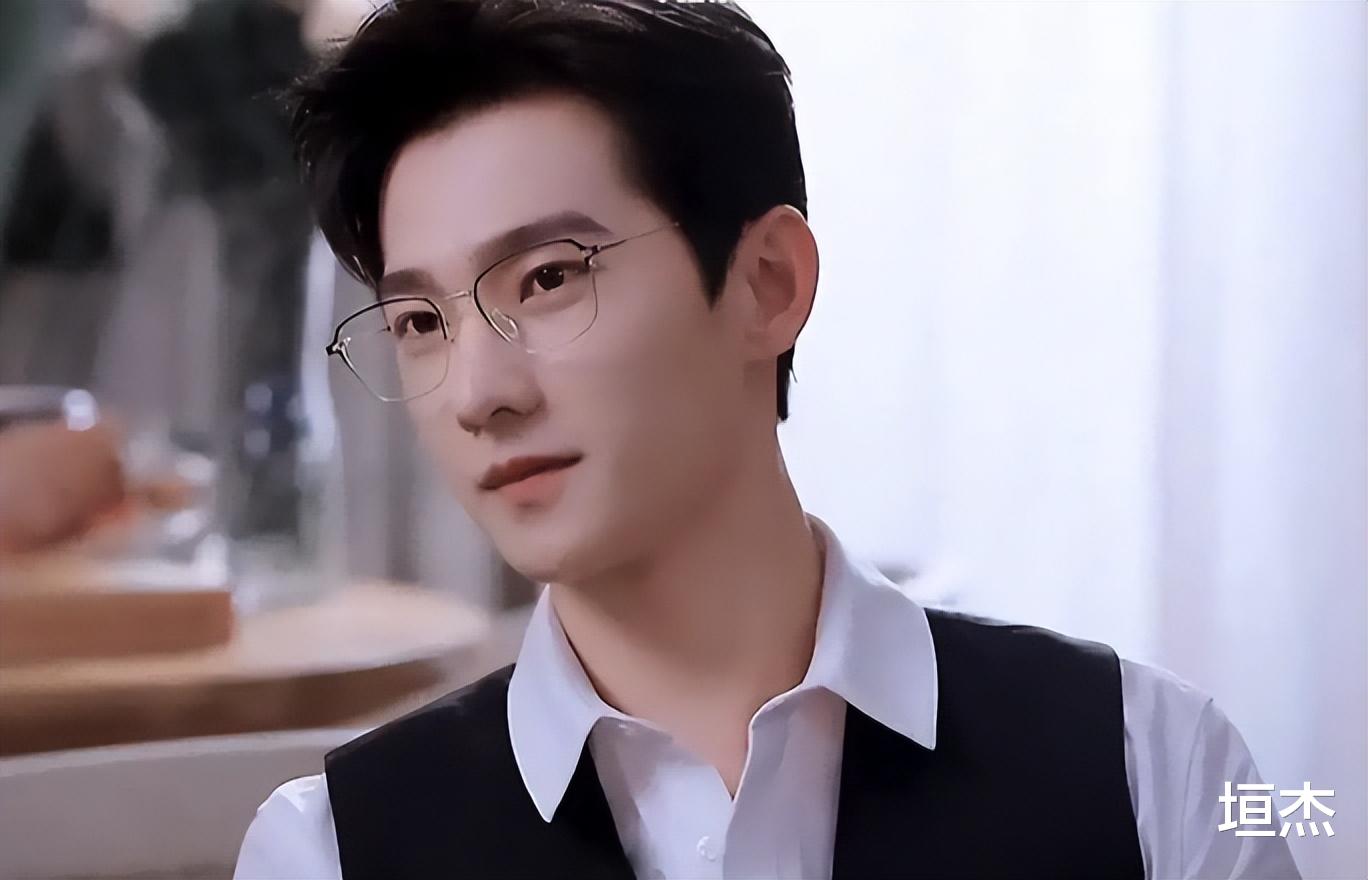 王一博|戴眼镜也好看的18位男星:肖战斯文、王一博惊艳、杨洋冷峻