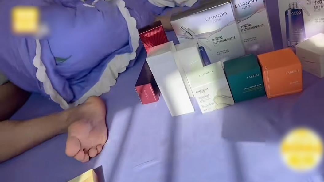 护肤品 全职宝妈双十一买900元护肤品，刚摆好想拍照发圈，却被老公一脚踢飞！