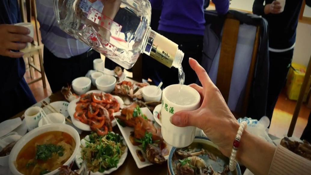 天津小伙初入酒局，好心为别人倒酒，却“惨遭羞辱”，这是咋回事