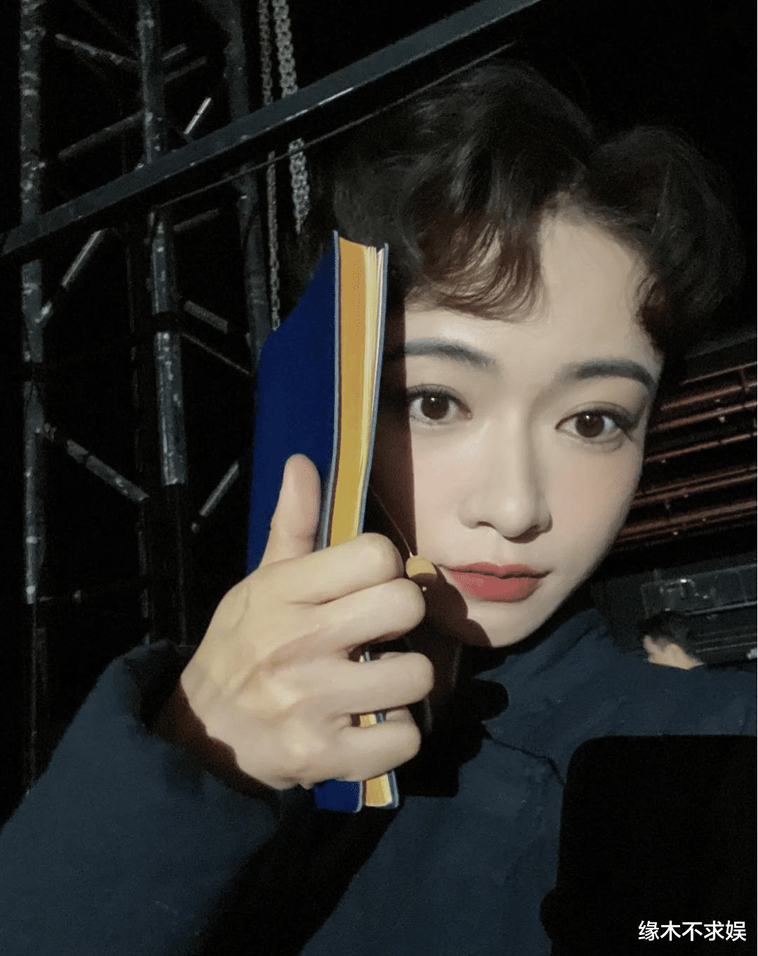 吴谨言和关晓彤演话剧，后台晒舞台花絮，“三美”同框太养眼