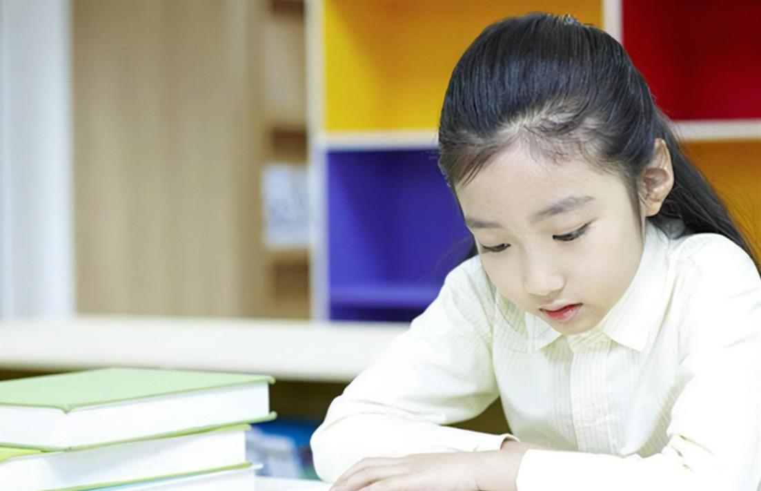 黄忆慈|黄多多“晒侧颜”美翻天,却遭网友群嘲,请善待好看又努力的女孩