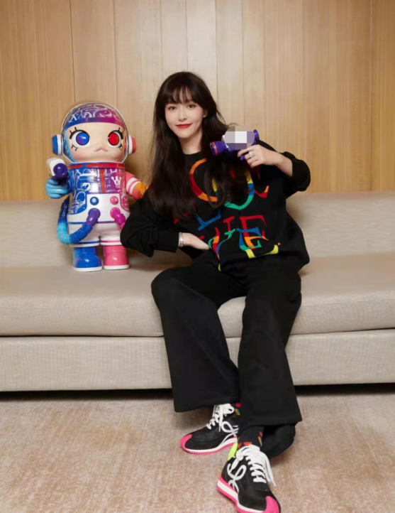 唐嫣|唐嫣久违露面晒照惹争议，与涉辱华品牌开心合影，网友：多缺钱？