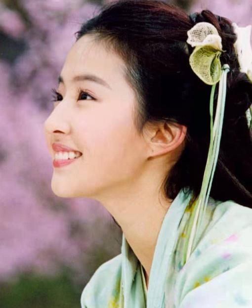 刘亦菲|刘亦菲坐高铁被偶遇,超大钻戒抢镜,险些被粉丝搭讪