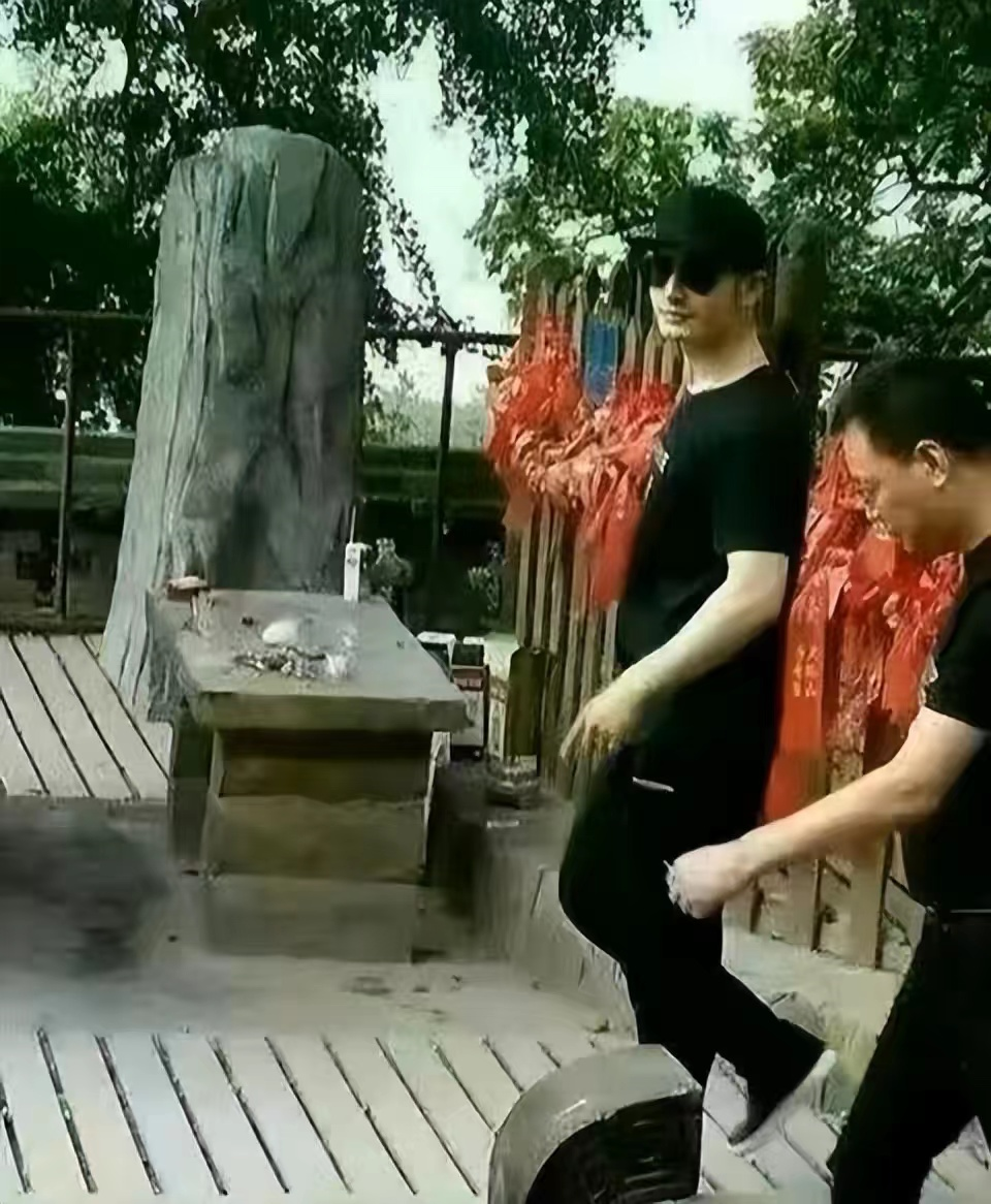 黄晓明|44岁黄晓明独自前往大孤山,打扮低调颜值回春,被疑将与杨颖复合