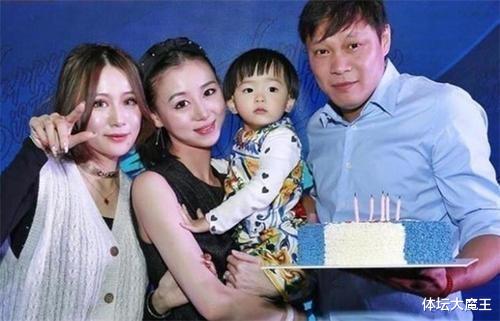 范志毅|忍无可忍！足坛名宿范志毅直播怒怼喷子，2女儿国籍却备受争议