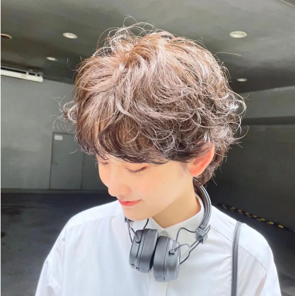 青菜 女人到了中年，夏天短发这样剪，利落时尚显年轻