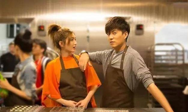 晒晒靳东住的豪宅,装修布置很潮流,户外还有私人小庭院