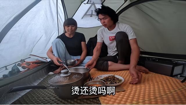 00后小伙和50岁富婆结伴旅行,一路从陌生到相熟
