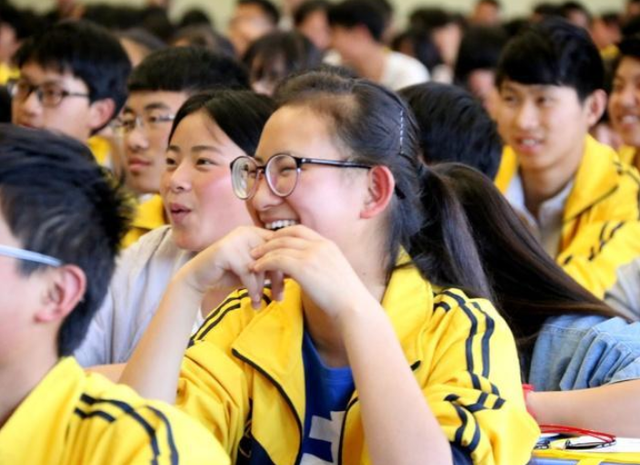 关晓彤 中学生“雷人”发型公布，奇奇怪怪非主流：都是“妈见打”型