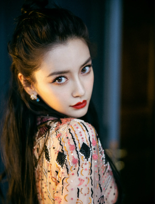 Angelababy|刚出道时照片曝光,没有找到自我的AngelaBaby,每张看着都像别人