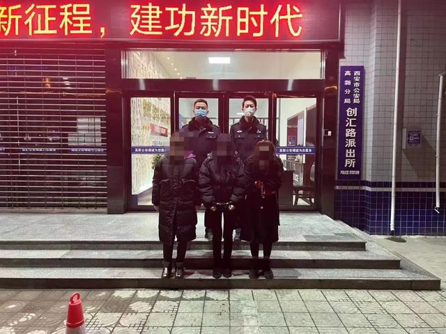 3女子结伙在西安长里村偷手机,一天连偷3部被警方抓获