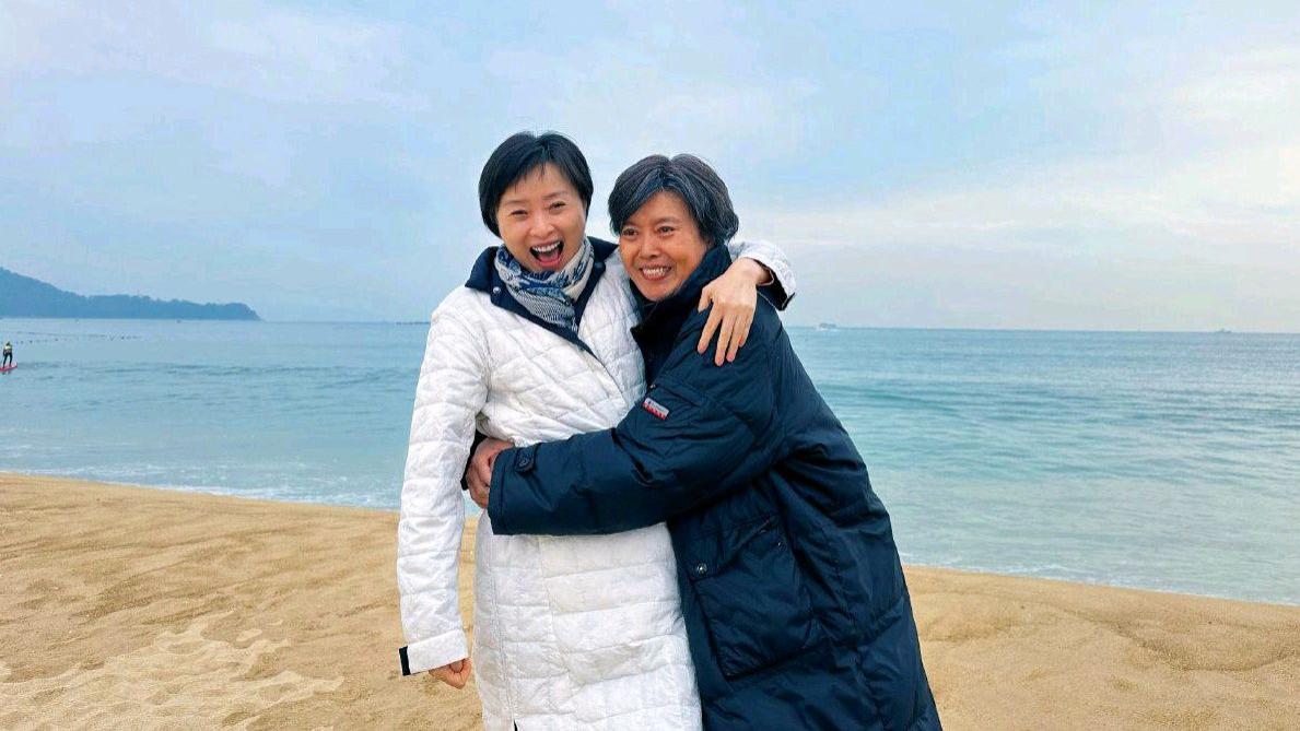 吴越|50岁吴越与63岁丁嘉丽海边合照，面容娇嫩似少女，丁嘉丽头发花白