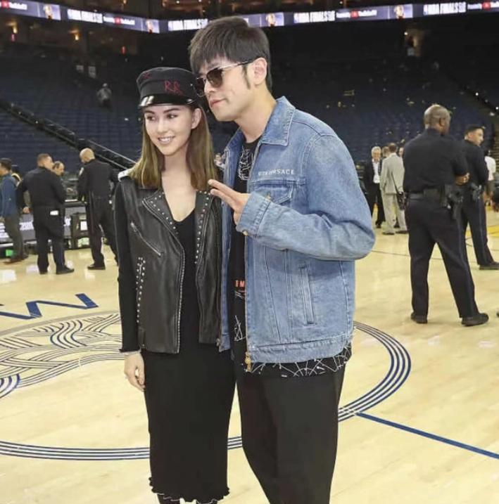 张敏|蒲巴甲和张敏骑车兜风，虽然张敏退圈多年，但仍然宛如少女般娇嫩