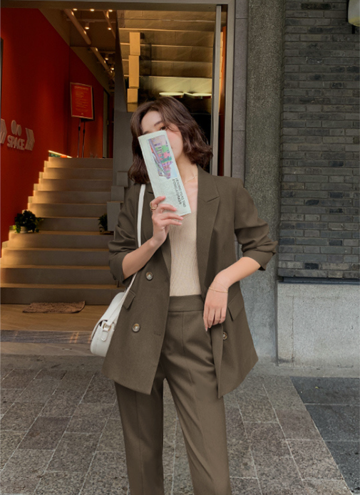 高跟鞋|衬衫短裙的美女把职业装穿出了新风尚，配上丝袜高跟鞋靓丽迷人