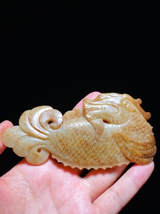 和田玉籽料|明 和田玉籽料留皮 摩羯鱼 玉珮 把件 纸镇