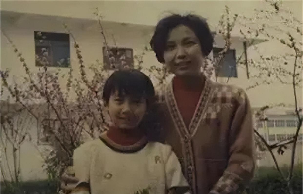 刘婷|17年前，背母上大学的刘霆，29岁时变性成女人，如今过得怎么样了