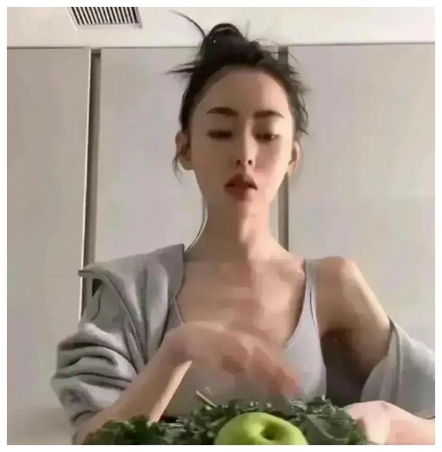 这是骨头架子活过来了吧？女明星拼死减肥是为何？