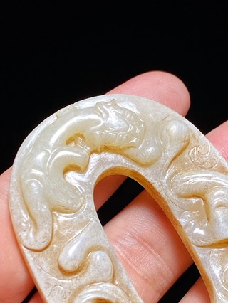 和田玉籽料|明以前 和田玉籽料 白玉受沁 螭龙纹椭圆形玉璧
