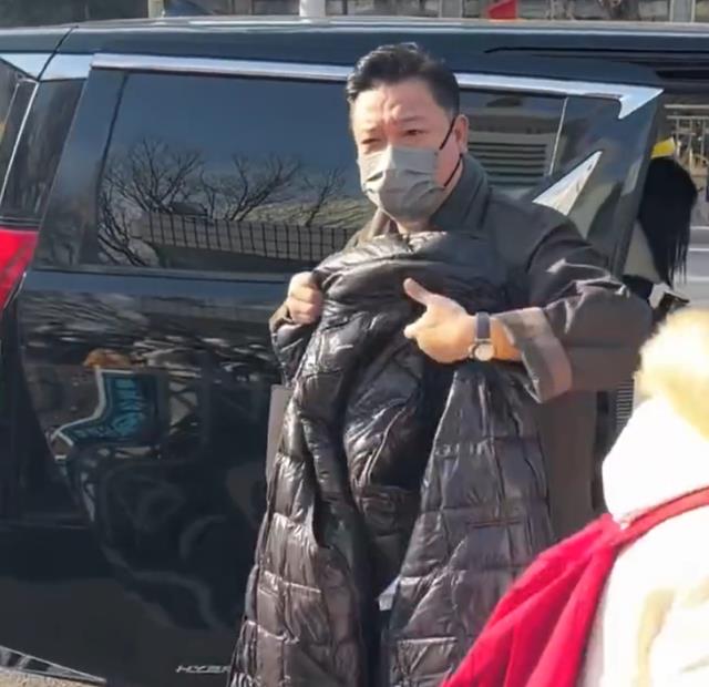 贾冰|贾冰即将霸屏2023春晚舞台？夜晚与团队人员聚餐畅聊