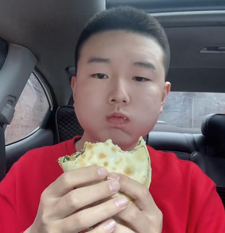 |网红“刘英杰”成吃播模范,网友:他重新定义了赚钱的意义