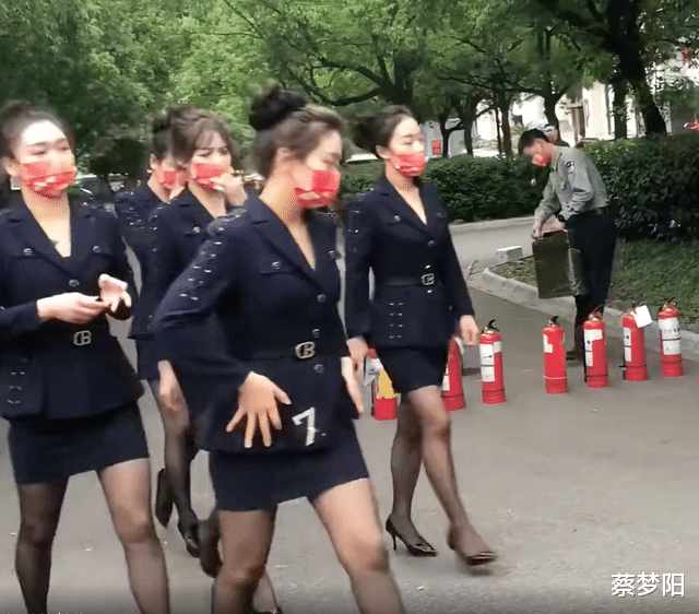 |公司开展消防演练，女员工穿短裙黑丝出镜，围观男士个个口水直流