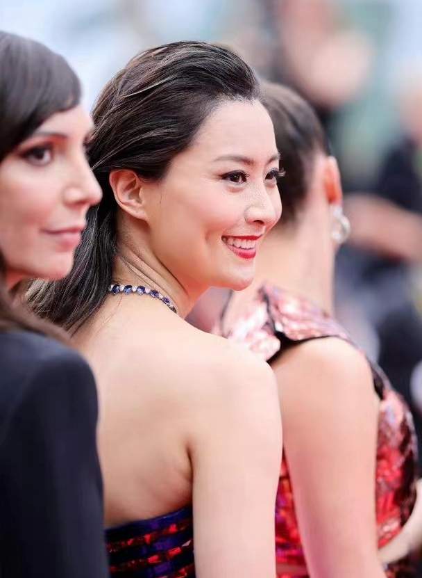 戛纳|陈法拉与丈夫挽手出席戛纳晚宴，韩国男神李政宰主动要求跟她合影