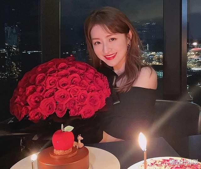 王浩信|香港知名女星为8岁小女儿庆生！被曝想追生四胎，稳固豪门地位