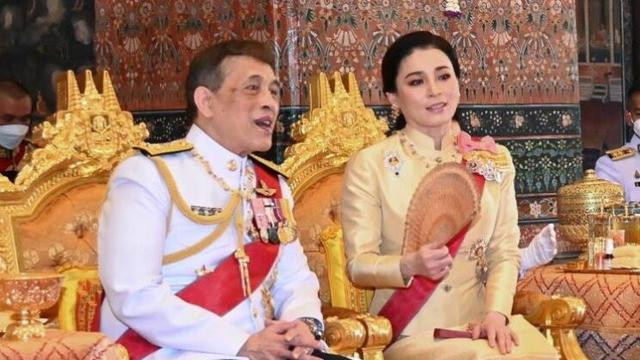 诗妮娜|44岁苏提达宣示主权，当众秀恩爱说悄悄话，不考虑诗妮娜感受