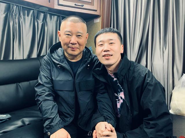 郭德纲|杨九郎深夜庆祝拜师九周年，晒与郭德纲合影留念，宛如“父子”